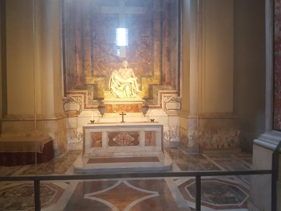 Michelangelova Pieta uvnitř baziliky svatého Petra.