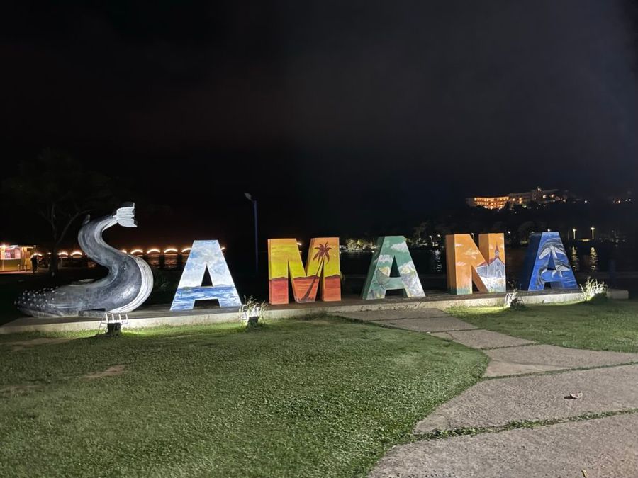 Pobřežní promenáda v Samana, Dominikánská republika.