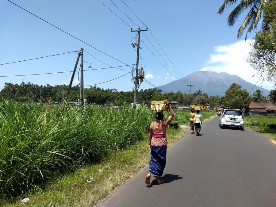 Mohutnou stále aktivní sopku Gunung Agung (3031 m n.m.) můžete pozorovat z mnoha míst na Bali, dokonce i ze sousedních ostrovů.
