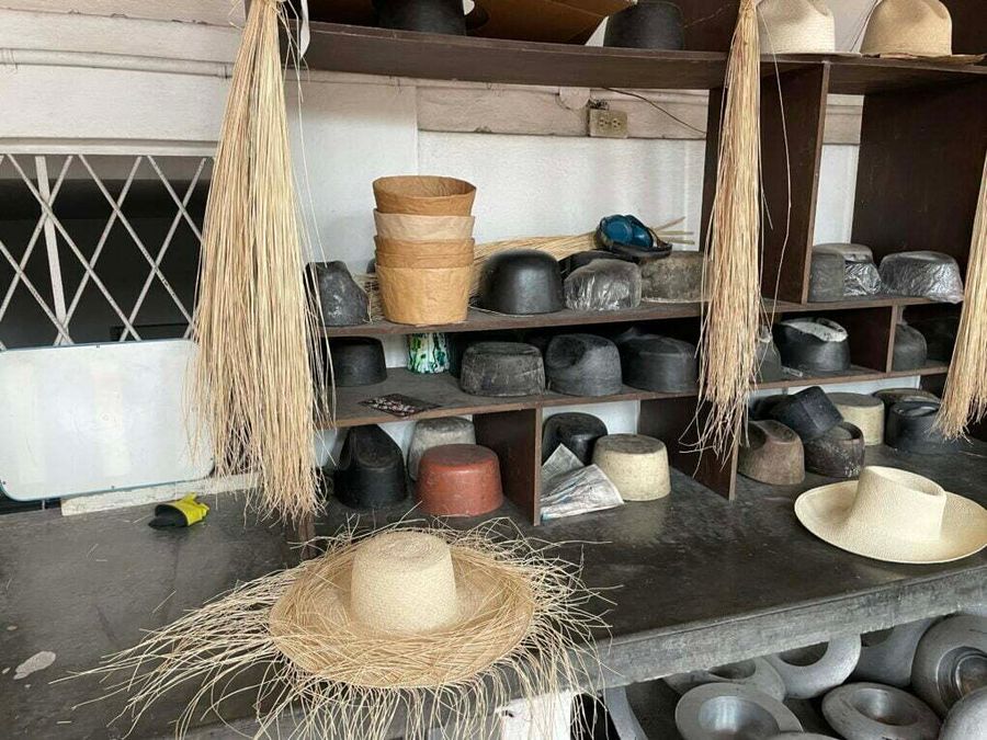 Výroba panamských klobouků v Museo del sombrero de Paja Toquilla, Cuenca.