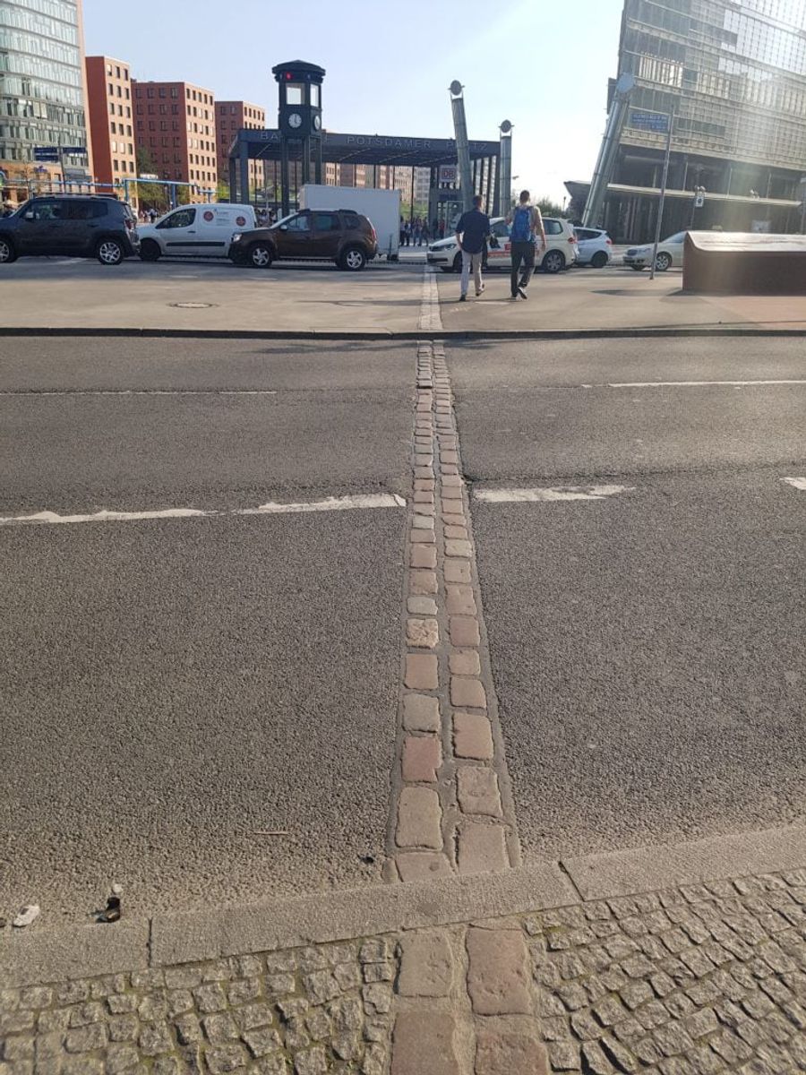 Pomyslné vymezení Berlínské zdi.