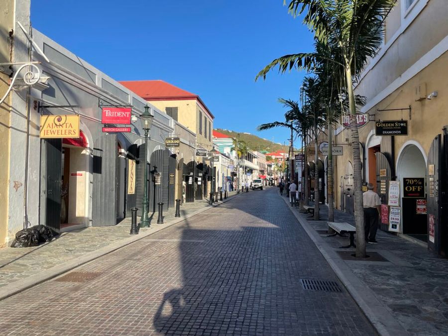 Hlavní luxusní třída v Charlotte Amalie je zaplněna téměř výhradně samými zlatnictvími čekajícími na bohatou klientelu ze zaoceánských lodí , USVI.