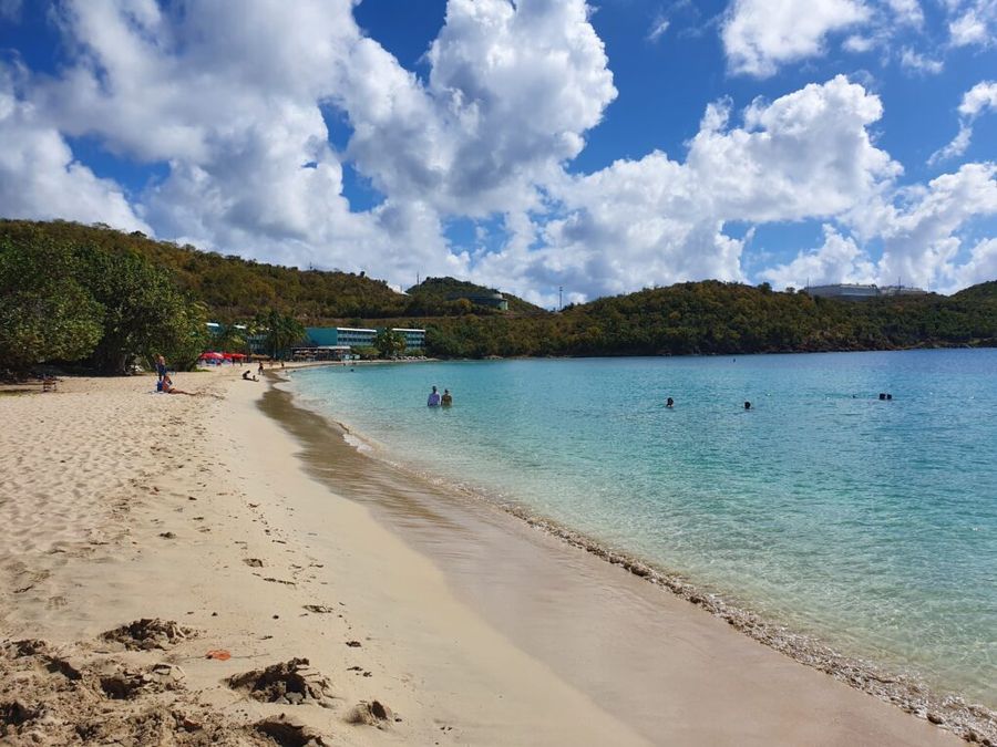 Lindbergh bay beach s hotelem v pozadí, USVI.