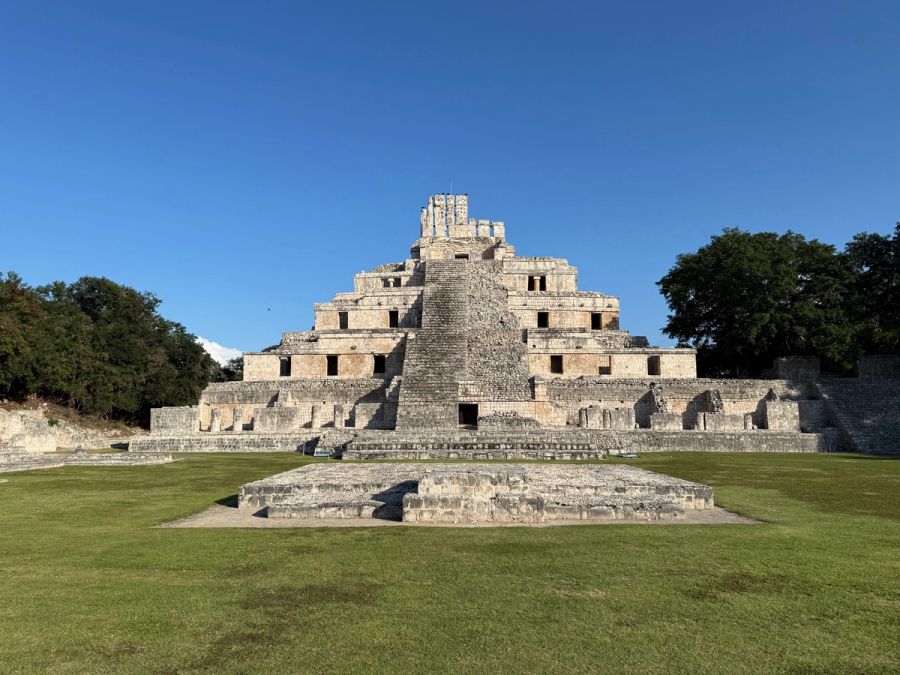 Edzna – pětipatrová pyramida v džungli, Campeche, Mexiko
