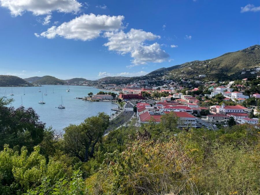 Pohled na město Charlotte Amalie z Bluebeard hill, USVI.