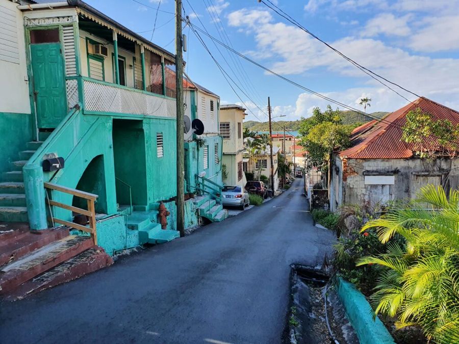 Zapadlejší ulička města Charlotte Amalie, USVI.