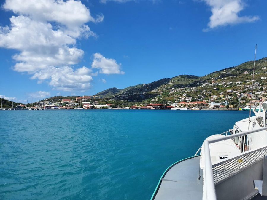 Jednou z možností jak se na USVI vydat je trajekt z nedalekých BVI z Tortoly. I tak vás ale čeká zdlouhavý proces vstupu na území USA.