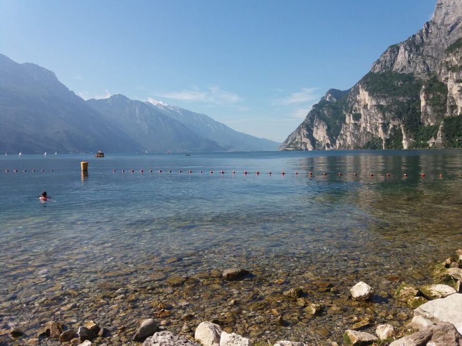 Pohled na Gardu z letoviska Riva del Garda.