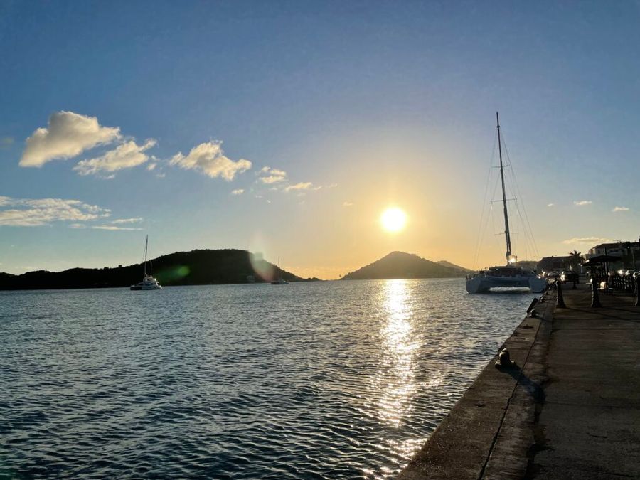 Pobřežní promenáda v Charlotte Amalie vedoucí až do přístavu, USVI.