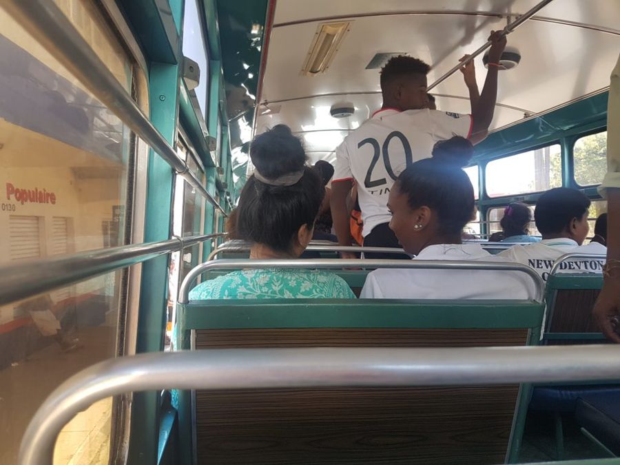 V autobuse si můžete připadat poněkud stísněně, sedačky počítají s malými a drobnými místními.