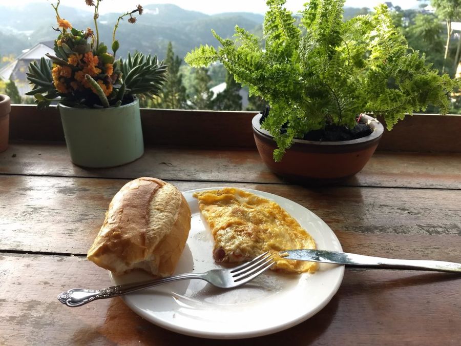 Většina ubytování má v ceně i snídani. Ta je ale jednoduchá v podobě omelety, nebo palačinky s čajem, nebo kafem.