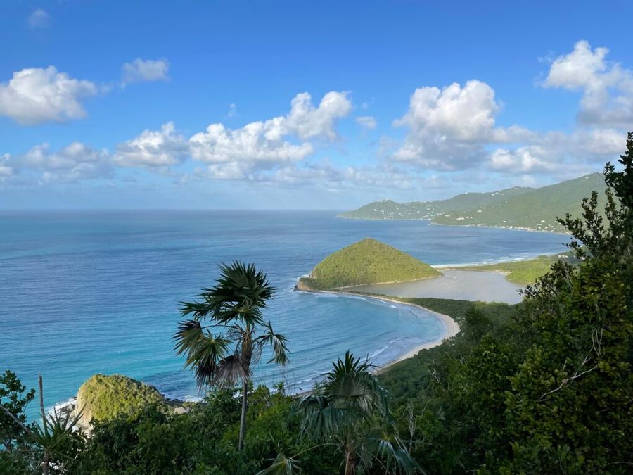 Pohled z kopců na pláž Smuggler's cove, přírodní jezero a Long bay beach, Tortola.
