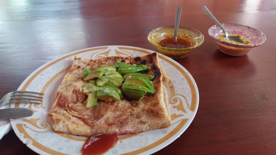 Kottu roti se sýrem, rajčaty a avokádem.