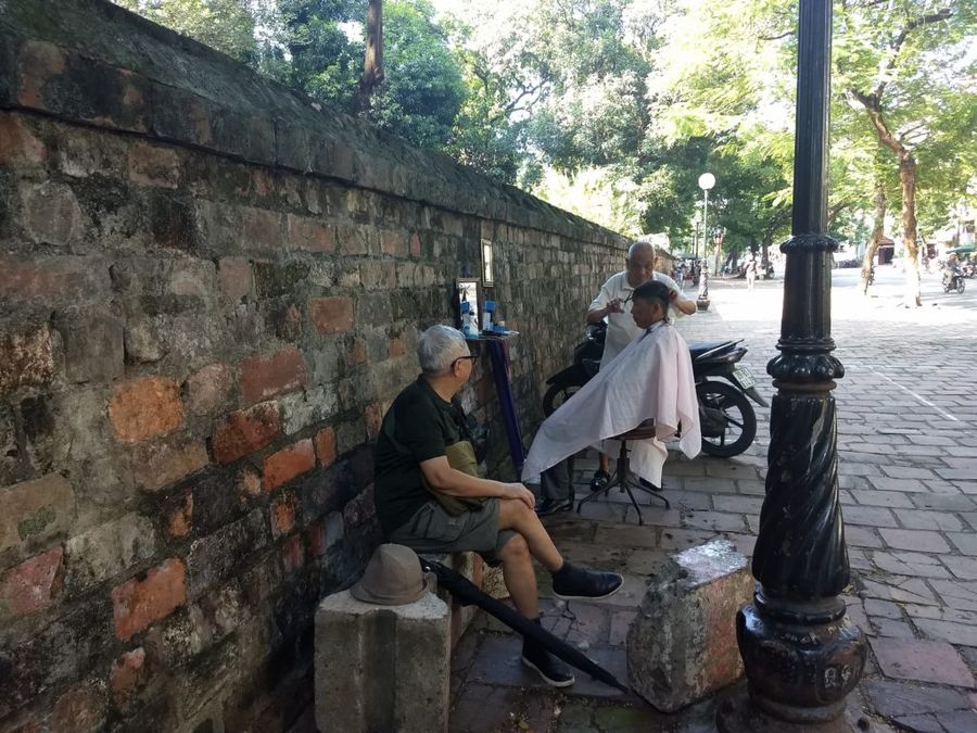 Kadeřnictví přímo na ulici, Hanoi.