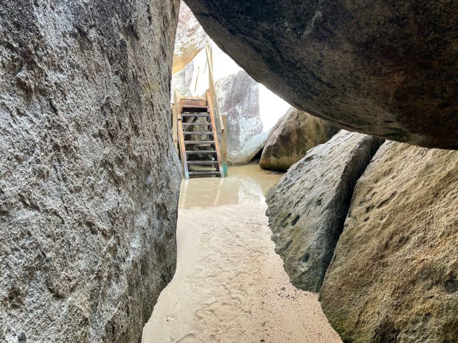 Pobřežní pěšina spojující Devil's bay a The Baths je plná prolézaček, Virgin Gorda.