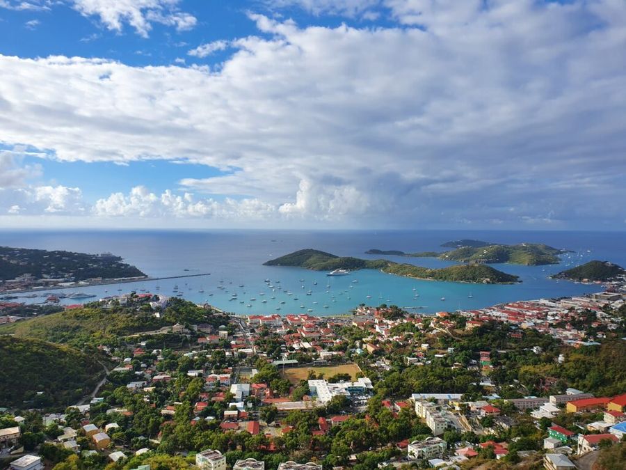 Výhled na hlavní město z Charlotte Amalie overlook, USVI.