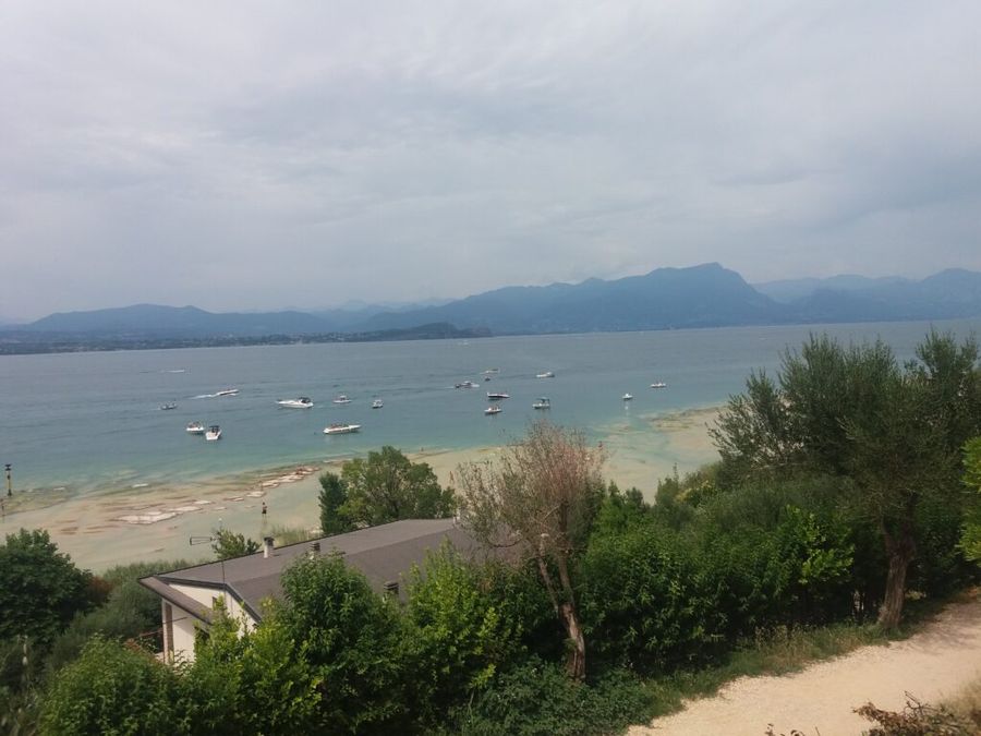 Pohled na Lago di Garda z výběžku v Sirmione.