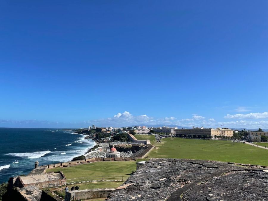 Pohled na východ z pevnosti Fuerte San Felipe del Morro, Portoriko