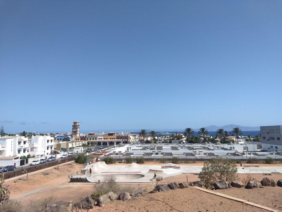 Corralejo, pohled z vyprahlého parku.
