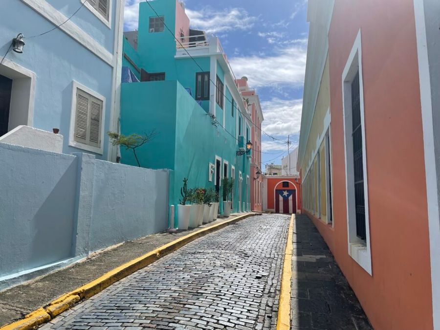 Barevné ulice Old San Juan s koloniální architekturou
