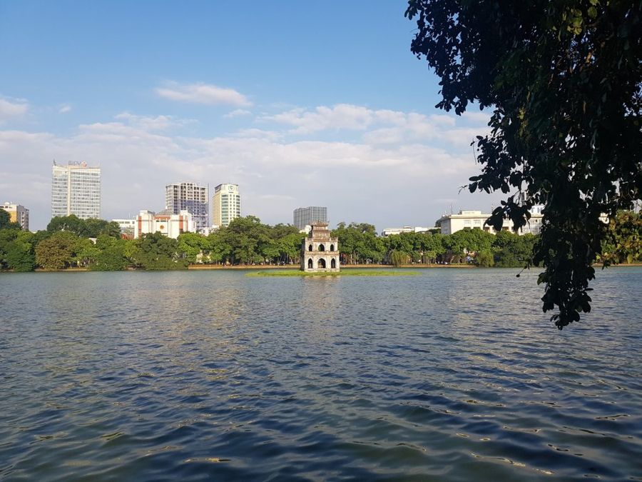 Jezero Hoam Kiem s Turtle Tower.