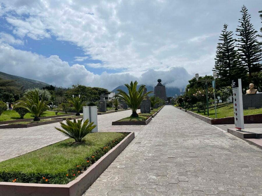 Monumentální pomník nepravého rovníku – Mitad del Mundo, Ekvádor.
