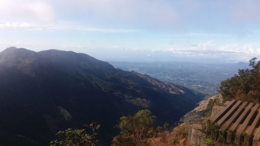 Pohled z oblíbené vyhlídky World's End v národním parku Horton plains. Právě zde je nutné být brzy ráno kvůli mlze.