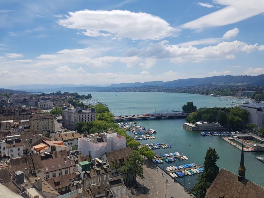 Výhled z věže na Curych a jezero.