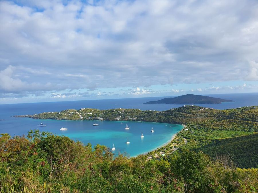 Pohled na zátoku Magens bay z vyhlídkového místa Drake's seat, USVI.