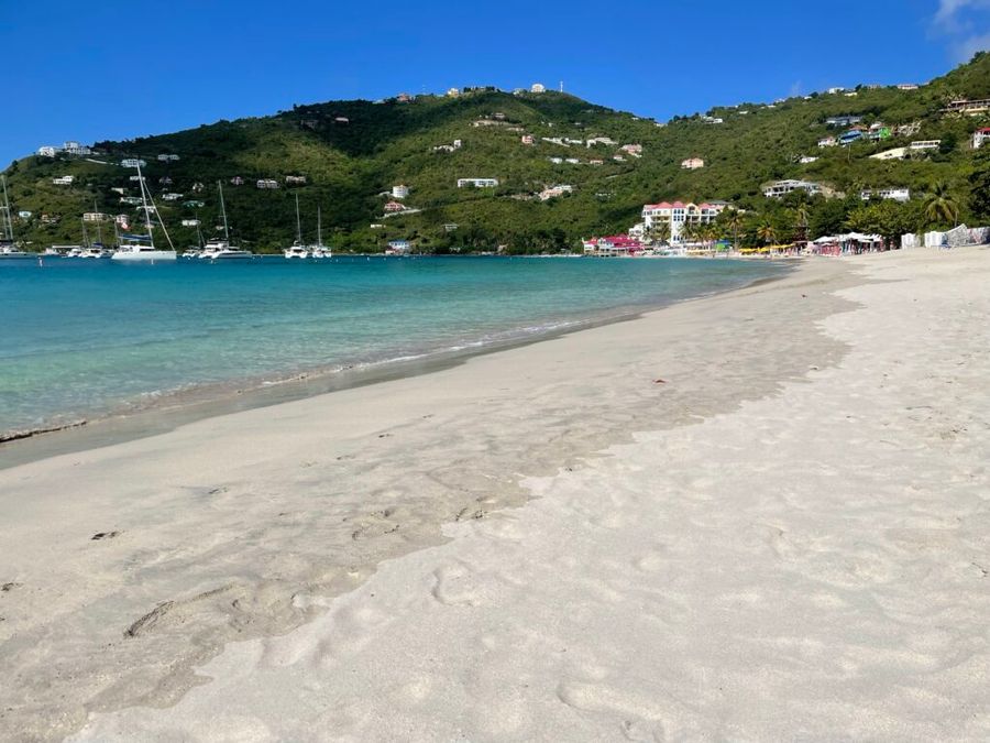 Bílý písek a klidná voda v Cane garden bay, Tortola.