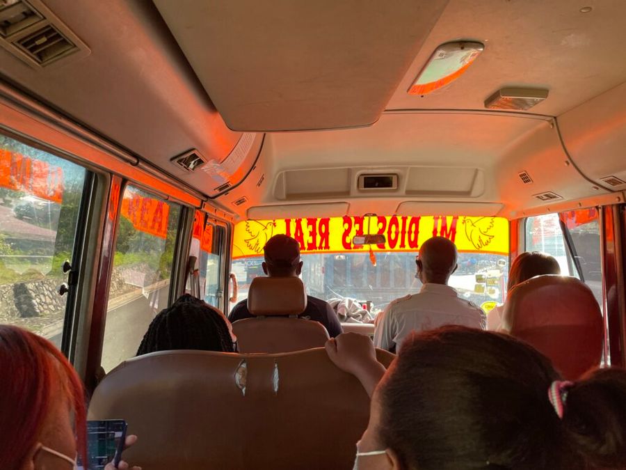 Menší místní autobus gua gua, Dominikánská republika.