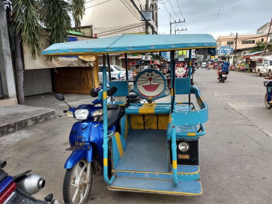 Místní taxíky - tuk tuky.