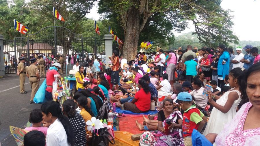 Davy lidí čekající v Kandy na začátek největšího buddhistického festivalu na Srí Lance.