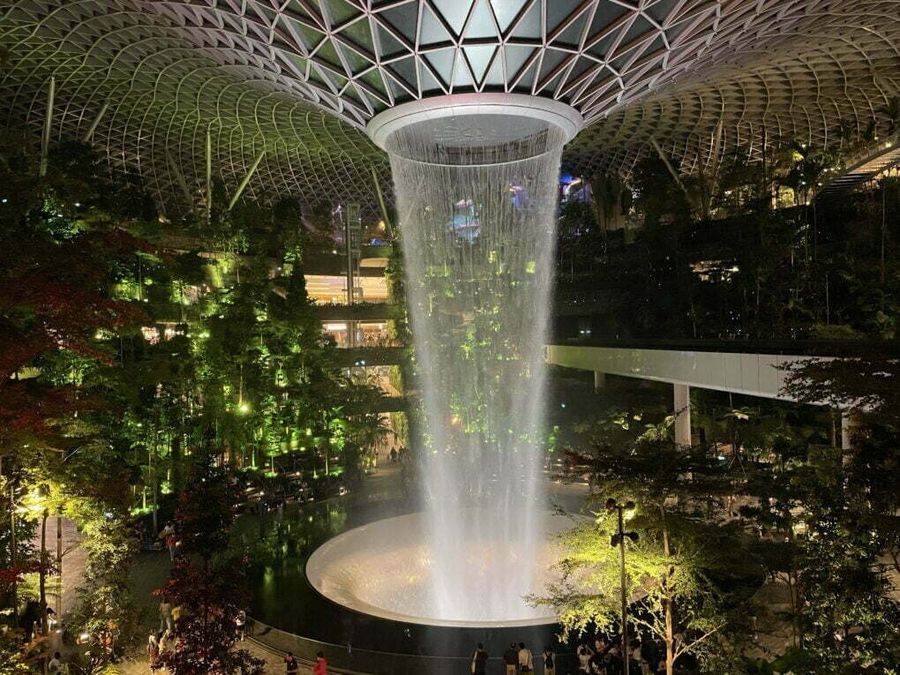 Vodopád na letišti Changi, Singapur.