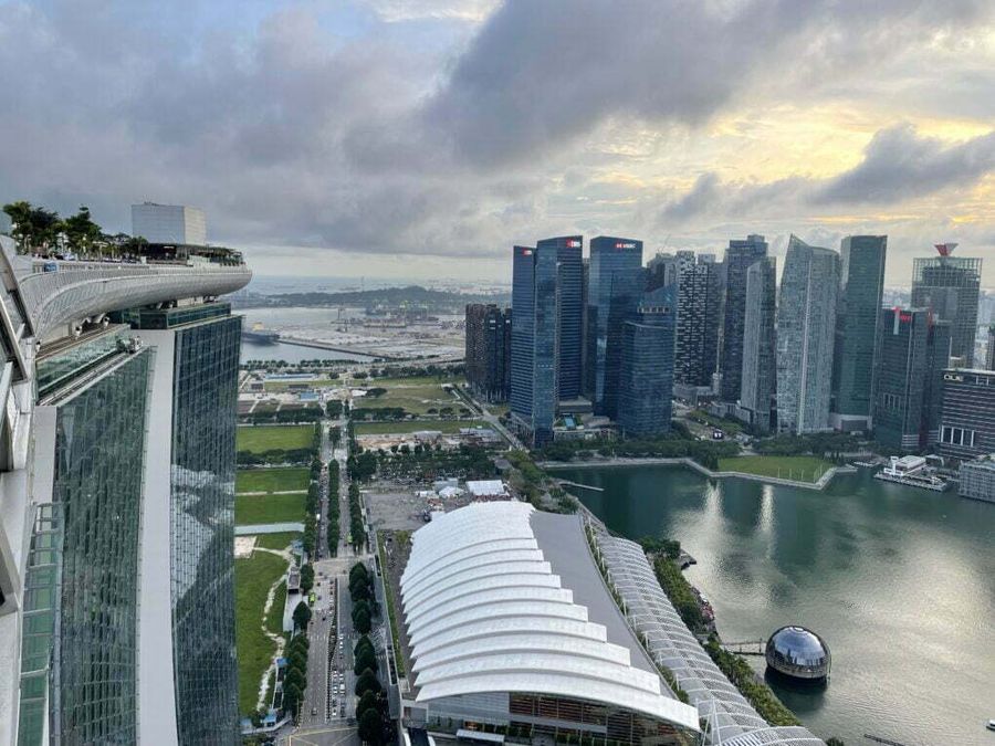 Pohled na centrum města z vyhlídkové terasy hotelu Marina Bay Sands, Singapur.