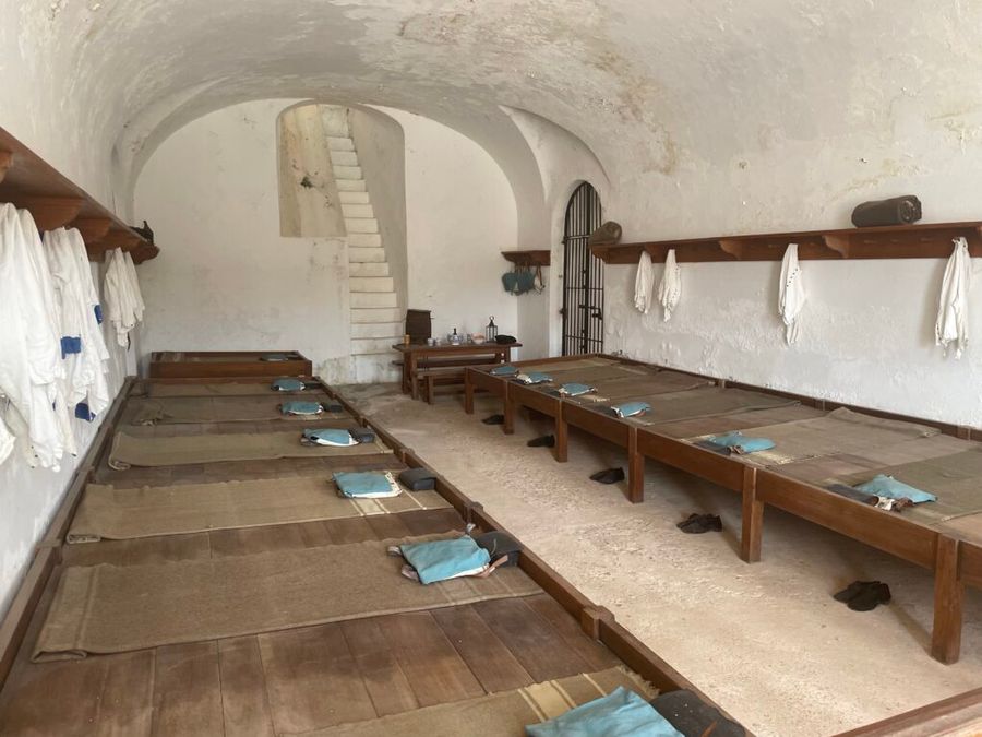 Interiér pevnosti — lůžka vojáků, Fuerte San Felipe del Morro