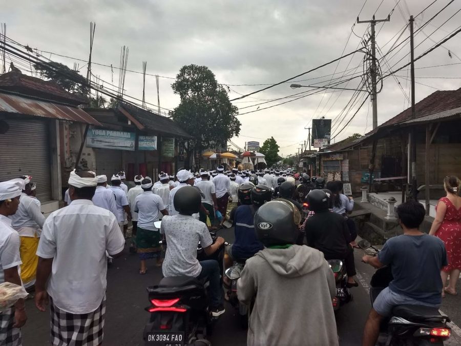 Doprava na Bali je hustá a chaotická zejména ve městech, nebo při náboženských událostech, které jsou relativně časté