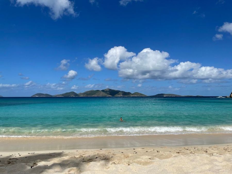 Pohled na Jost van Dyke z Tortoly.