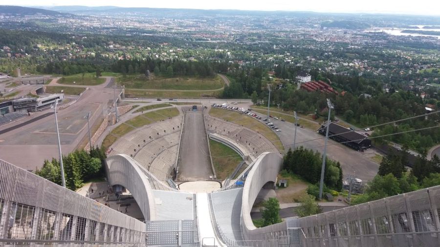Výhled z Holmenkollenu na Oslo.