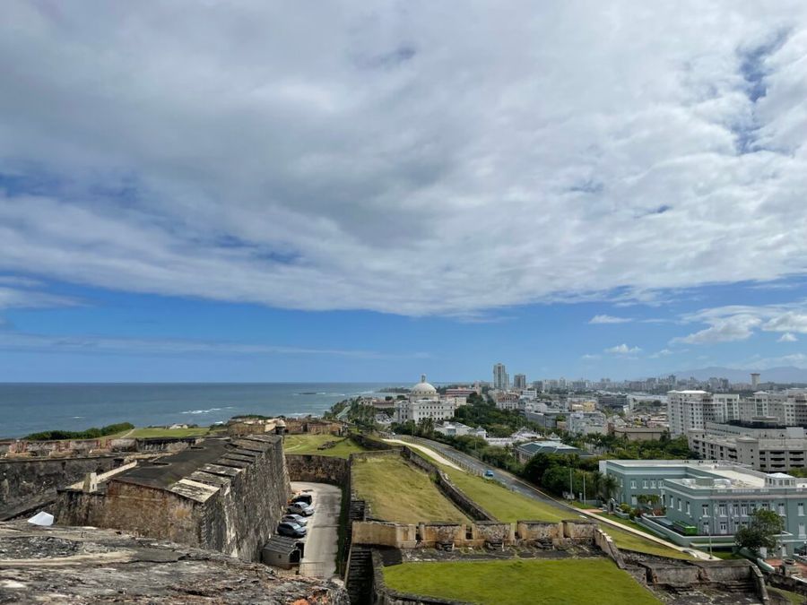 Výhled z Castillo San Cristóbal na Capitol a San Juan