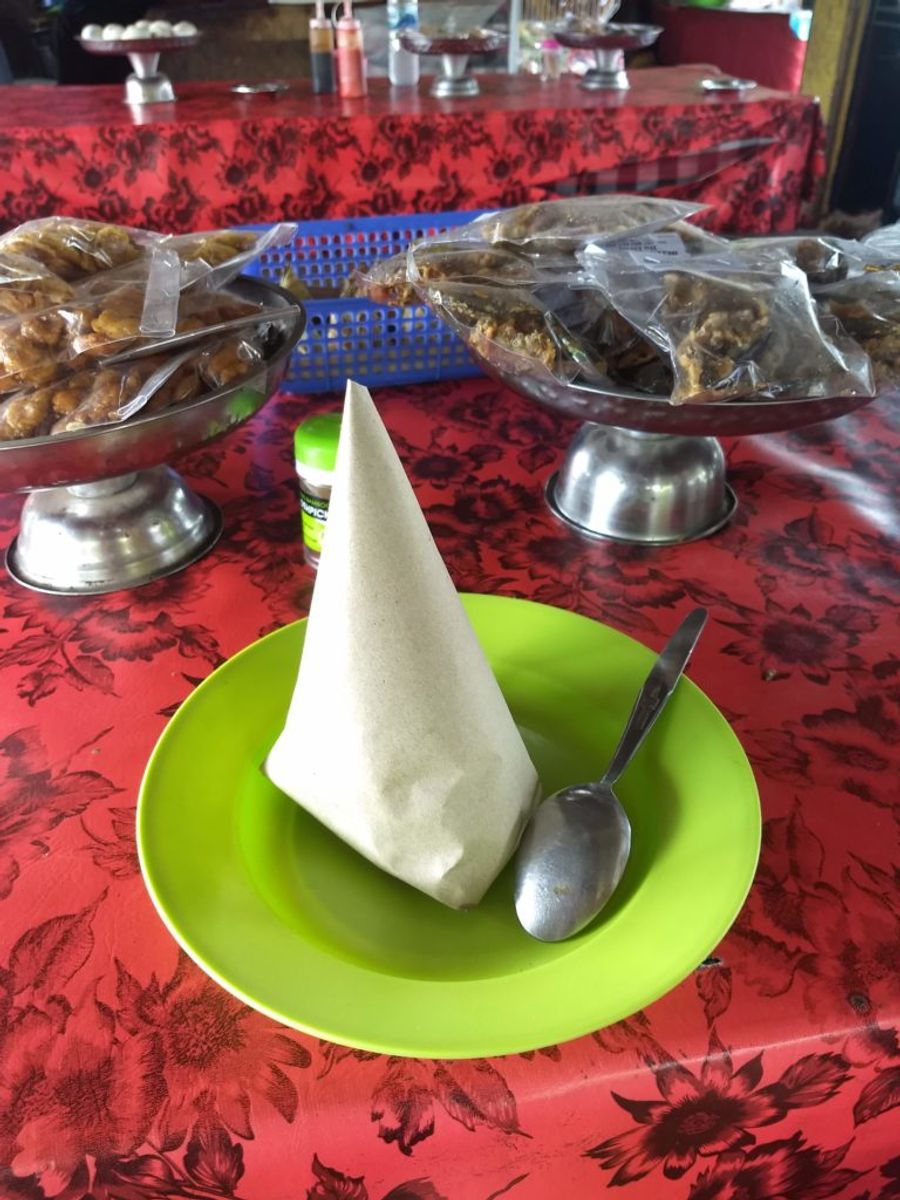 Nasi campur zabaalený v papíru do kužele.