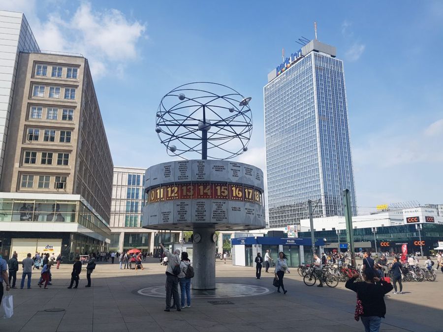 Hodiny Weltzeituhr na náměstí Alexanderplatz, Berlín.