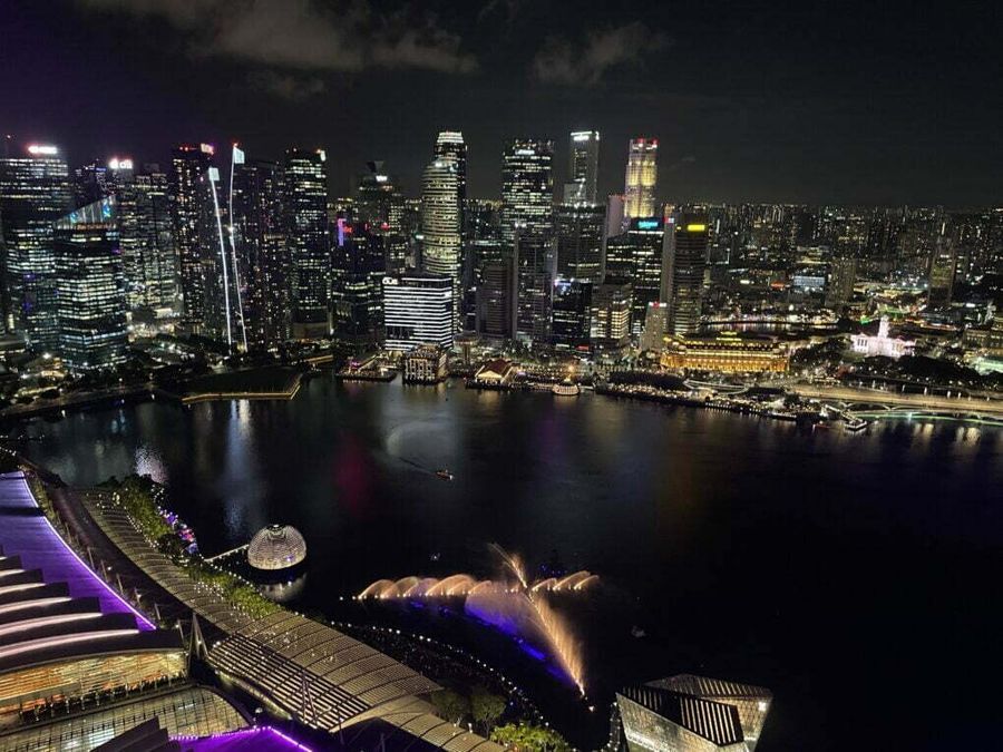 Vodní show v zátoce u hotelu Marina Bay Sands, Singapur.