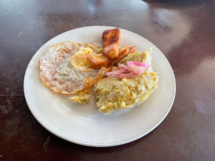 Mangú s kyselou cibulkou, smaženým sýrem a vajíčkem je tradiční dominikánskou snídaní.