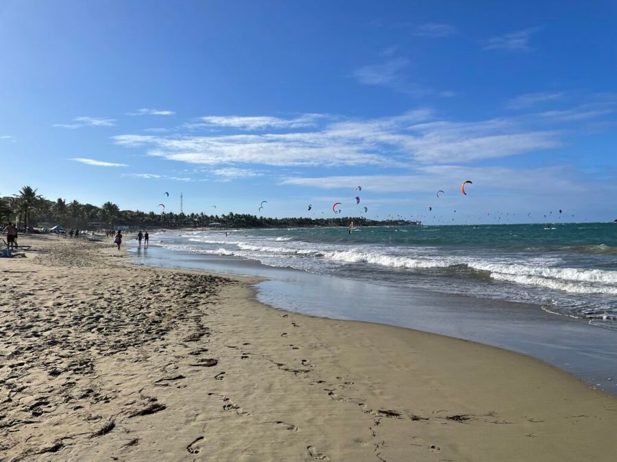 Větrná pláž Playa Cabarete, Dominikánská republika.