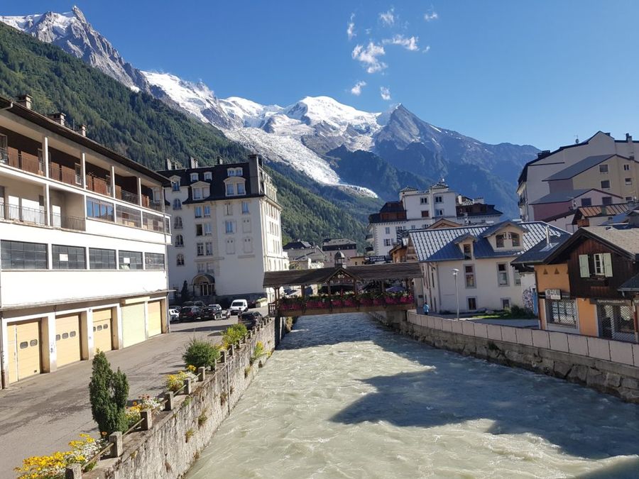 Horské středisko Chaminix a v dáli mohutný Mont Blanc.
