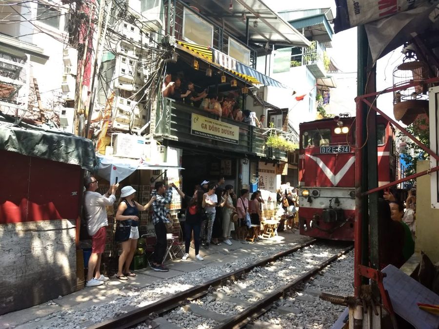 Vlak projíždějící Train street, Hanoi.