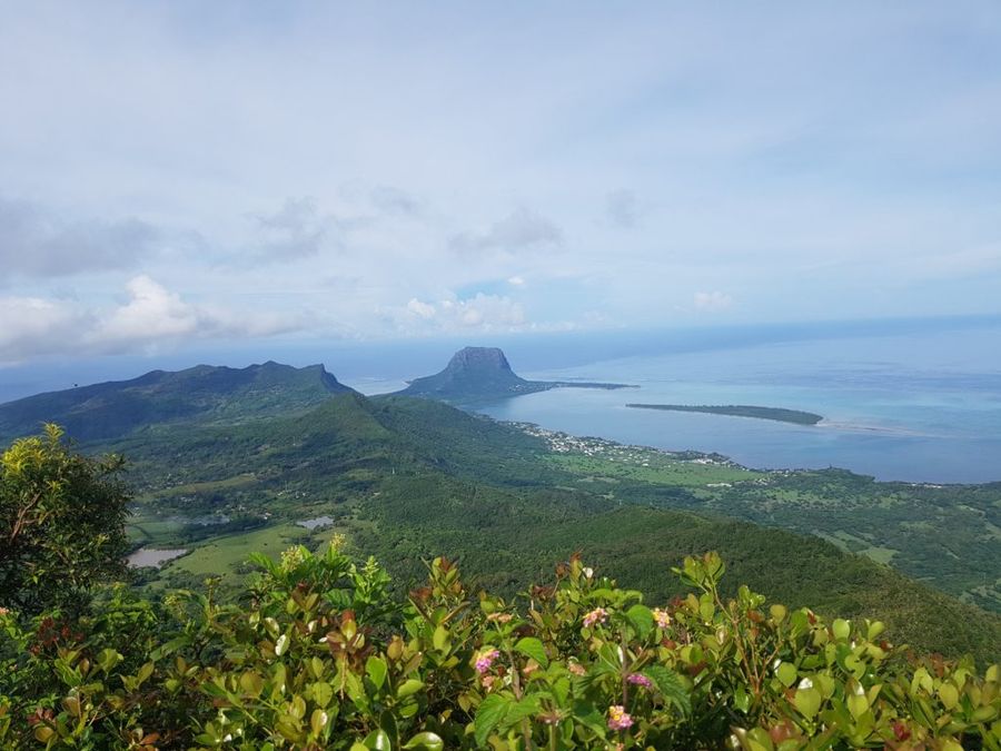 Výhled v nejvyšší hory Mauriciu na útes Le Morne.