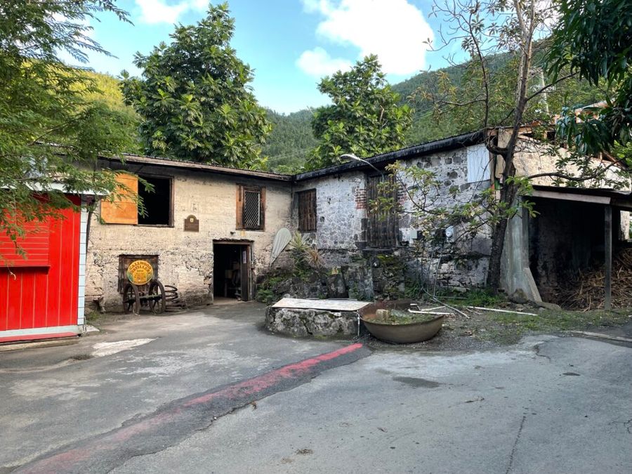 Callwoodrum destillery poblíž pláže Cane garden bay, Tortola.