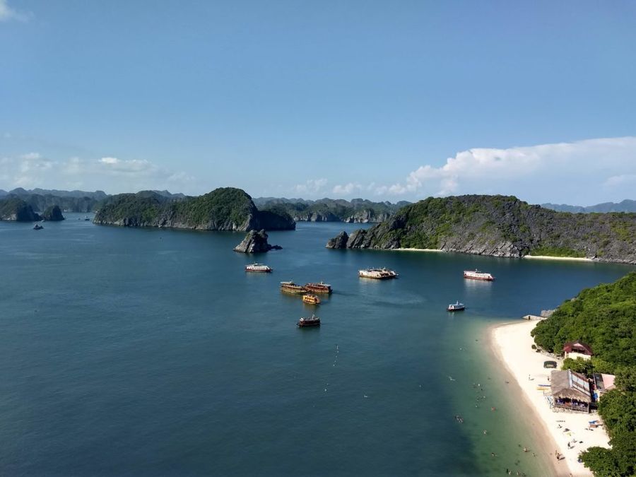 Pohled z vyhlídky na opičím ostrově, Ha Long bay.